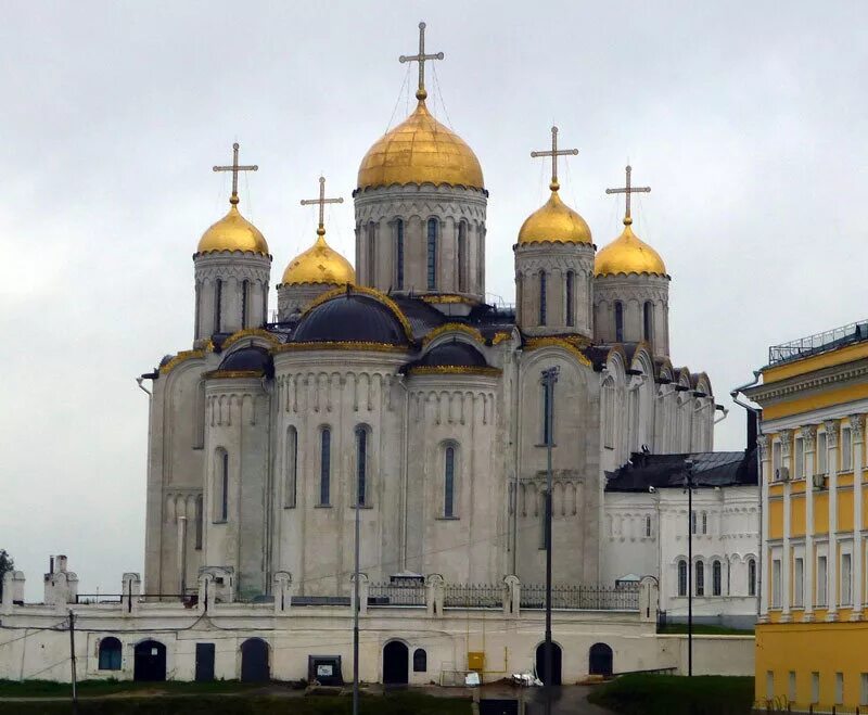 Храм в апреле. Девять церквей