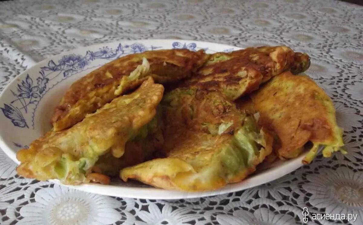 листья капусты в кляре на сковороде. капустные листья в кляре. листья капусты в кляре на сковороде. пекинская капуста жареная в кляре. листья капусты в кляре на сковороде.