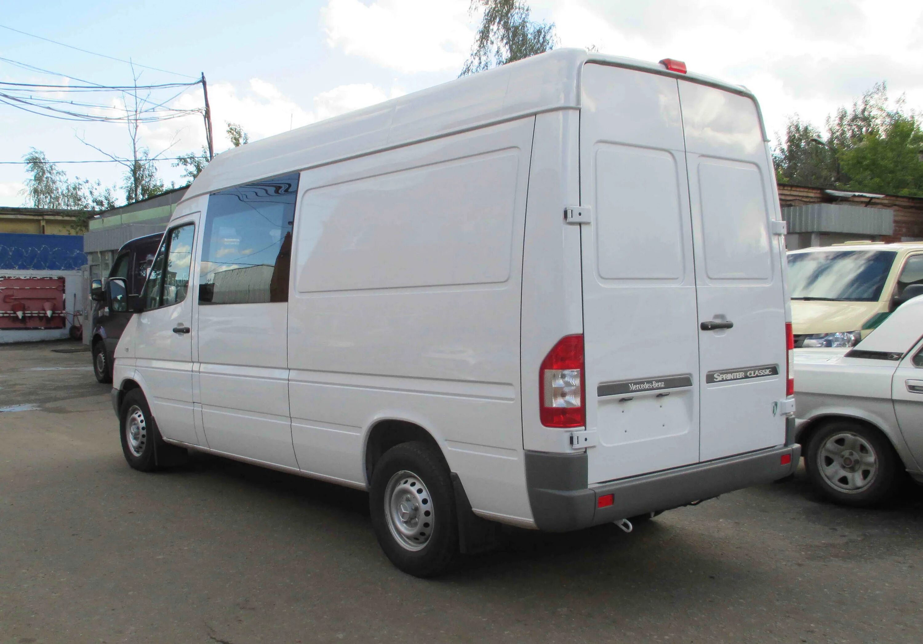 Продажа спринтеров в россии. Mercedes Sprinter Classic 411. Мерседес Спринтер Классик 8+1. Mercedes-Benz 223201 Sprinter Classic 411 CDI. Mercedes Спринтер Классик 411 грузовой.