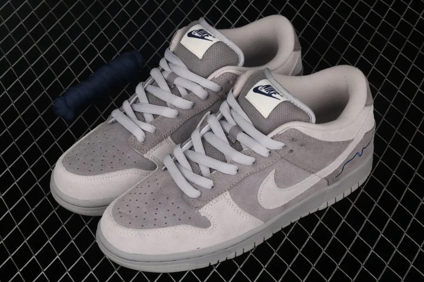 Как завязывать найки данки. Nike SB Dunk Low London. Шнуровка Nike Dunk Low. Шнуровка Nike SB Dunk Low. Nike Dunk SB London.