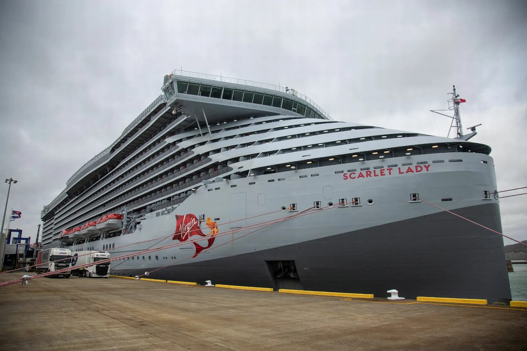 Вирджин круизный лайнер. Scarlet lady круизный лайнер. virgin voyages лайнер. круизный корабль брэнсон. valiant lady круизный лайнер.
