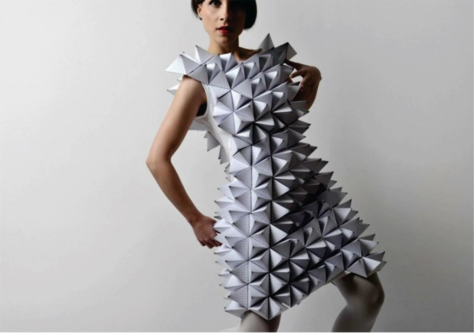 Бренд дольче габбана одежда. Наряд из подручных материалов. Наташа поли 2023. Миранда керр вог. Модели материал.