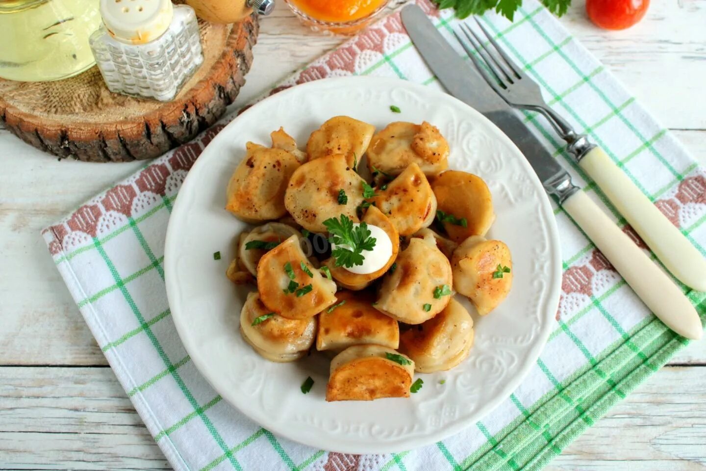 Можно ли пожарить пельмени. Жареные пельмени. Жареные пельмешки. Жареные пельмени замороженные. Пельмени в панировке.