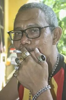 membawa anglo berisi kemenyan berasap putih membubung manakala beliaunya se...