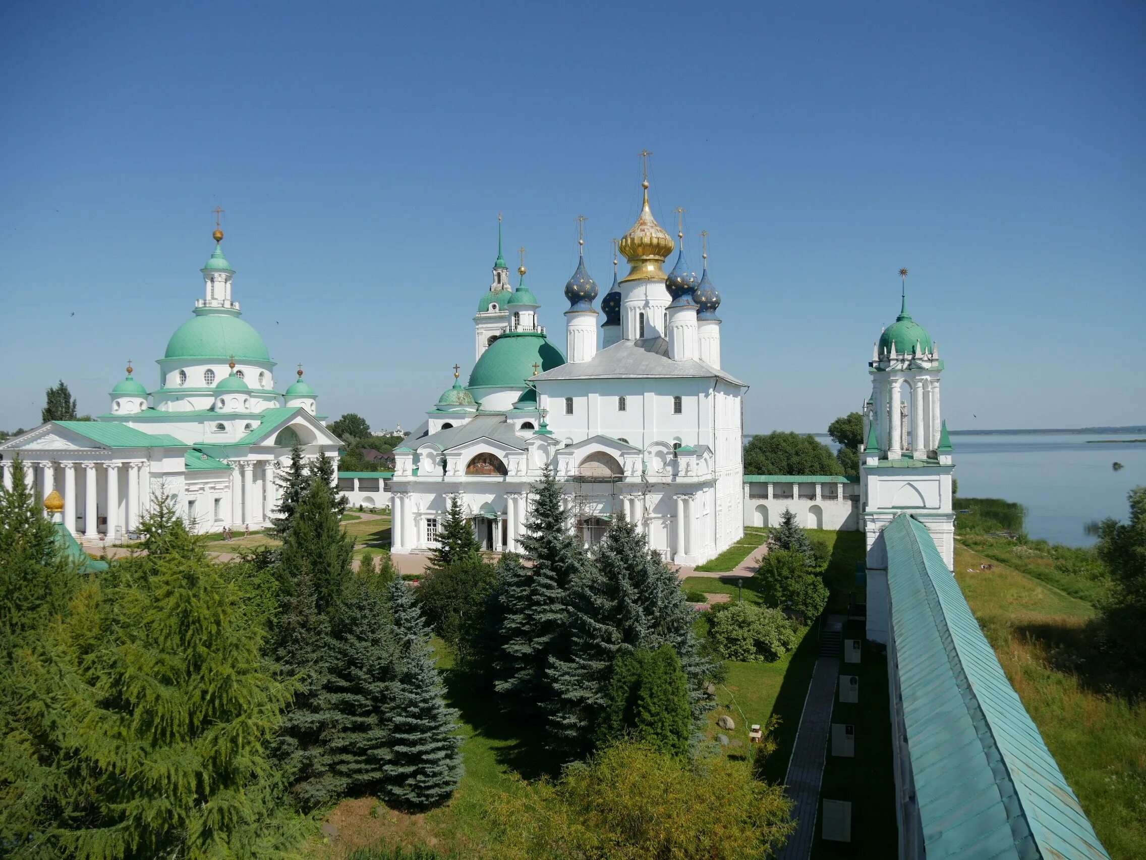 Самый крупный православный монастырь. Монастыри России православные. Православный монастырь. Красивые монастыри. Известные храмы и монастыри России.