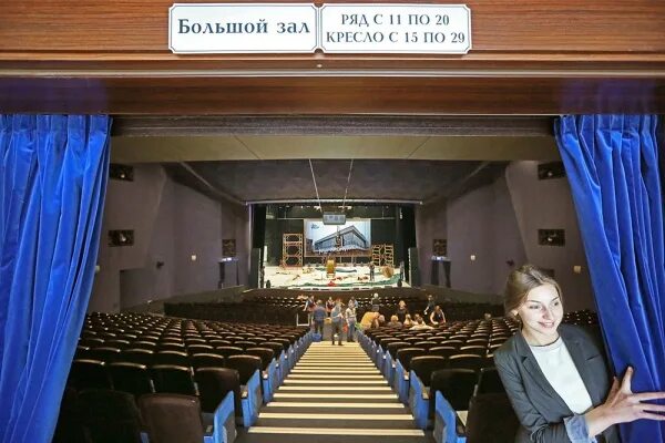 Музыкальный театр юного зрителя. Тюз большой зал екатеринбург. тюз екатеринбург зрительный зал. театр юного зрителя екатеринбург внутри. московский областной театр юного зрителя основная сцена.