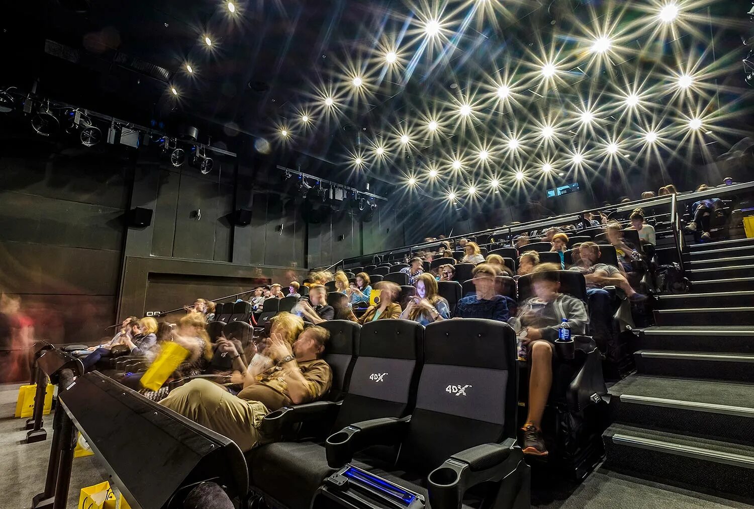 Кинотеатр апрель 2025. Зал 4дх в синема парк. 4dx зал синема парк. киев кинотеатр 4dx.