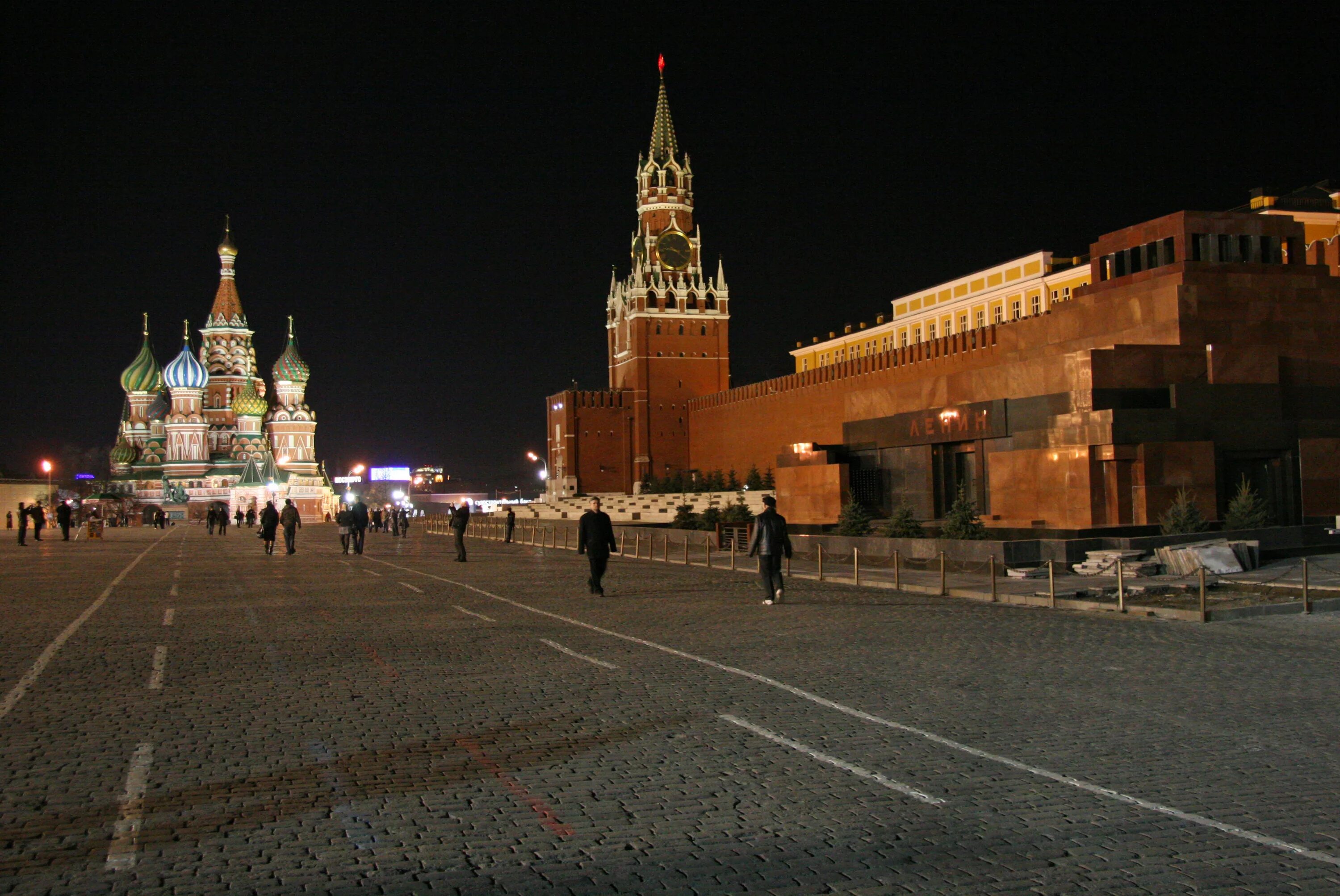 Время и место будут известны. Москва красная площадь ночь Кремль. Площадь Кремля в Москве. Красная площадь ночью. Красная площадь Москва ночью.
