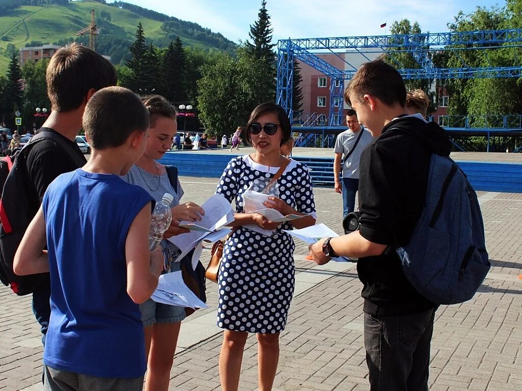 Горно алтайск агентство. Добровольцы с Горно Алтайска. Волонтеры Горно-Алтайск. Агентство добрых дел Республика Алтай. Раздача буклетов.