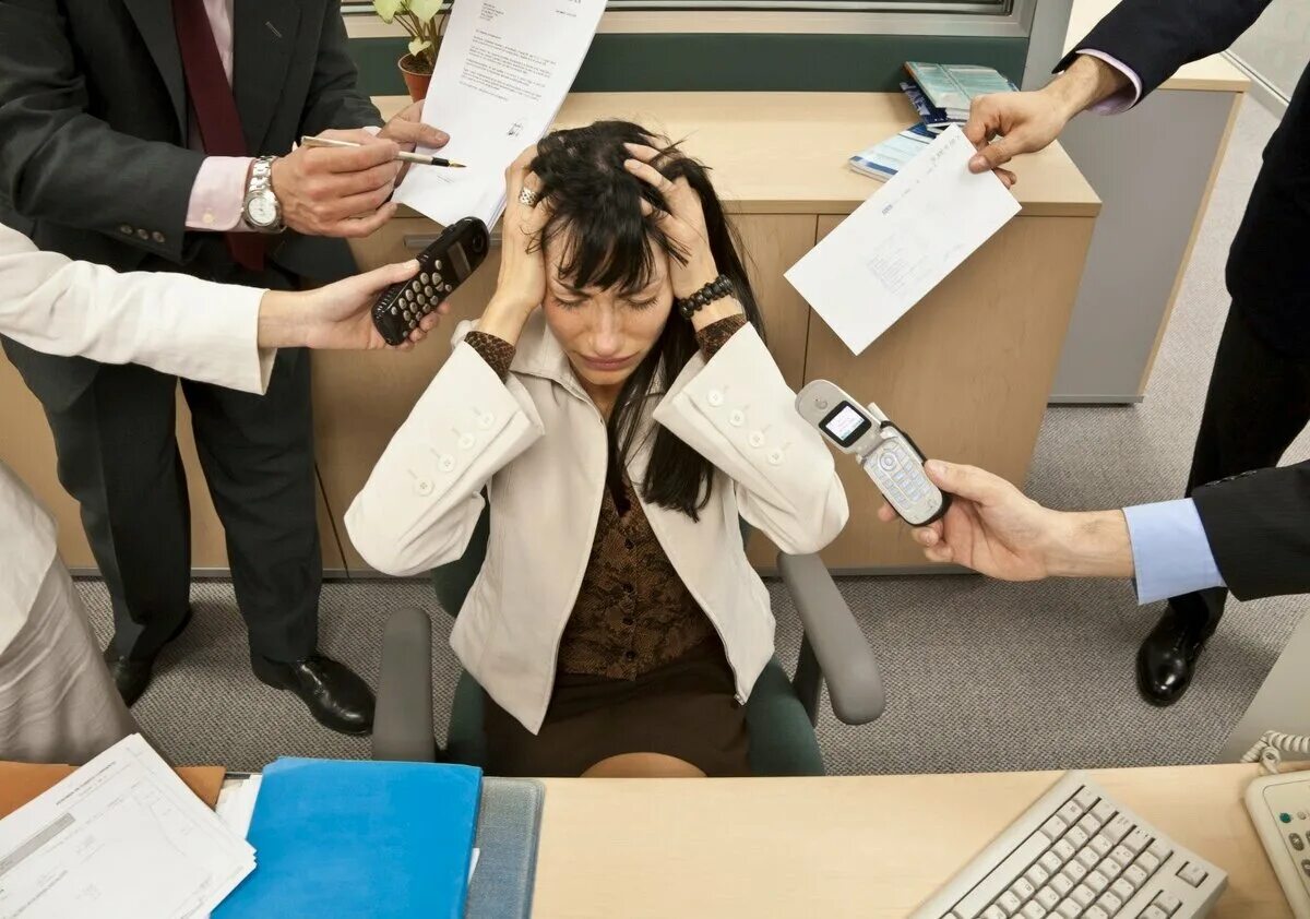 Почему человек много работает. Стресс на рабочем месте. Стресс в офисе. Человек на работе. Сотрудник не справляется.