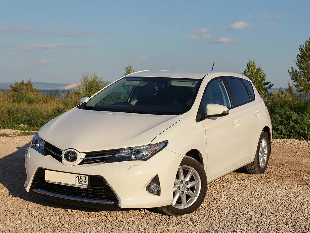 Тойота аурис 2013. Тойота аурис белая. Toyota Auris 2013. Тойота аурис 2013 хэтчбек. Тойота хэтчбек левый