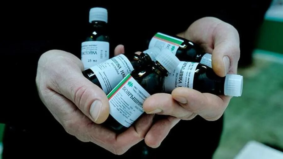 Спиртосодержащие препараты в аптеке. Спиртовая настойка. Лекарственные препараты на основе спиртов. Настойки лекарственные в аптеках. Спиртовая настойка.