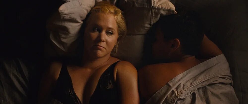 Девушка без комплексов фильм 2015. Девушка без комплексов фильм 2015. Билл хейдер девушка без комплексов. Билл хейдер девушка без комплексов. Эми шумер грудь.