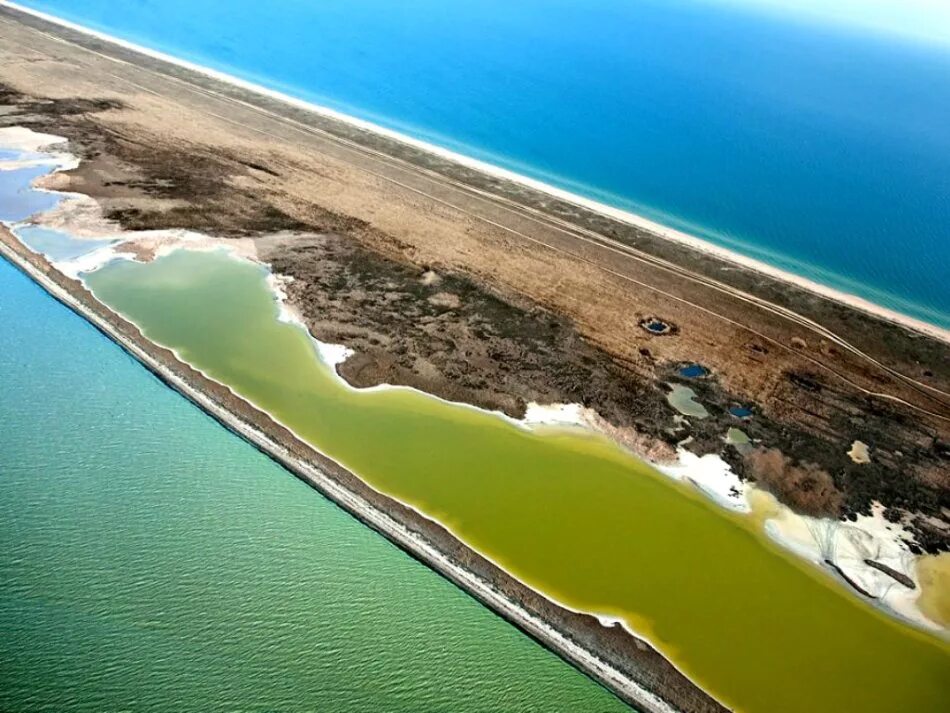 Стрелковое крым арабатская стрелка. Арабатская коса крым. Море азовское арабатская. Арабатская стрелка азовское море. Геническ стрелковое.