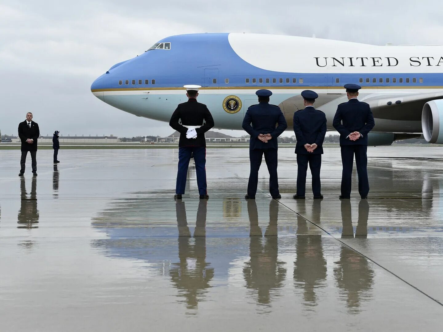 Борт 1 нетаньяху. Самолёт президента байдена. боинг 747 байдена. борт номер 1 президента сша. самолет президента сша air force one байден.