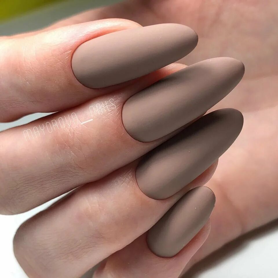 Ногти матовые бежевые. Нюдовый матовый маникюр миндаль. Матовый нюд миндаль 2. Маникюр в бежево-коричневых тонах. Темно бежевый матовый.