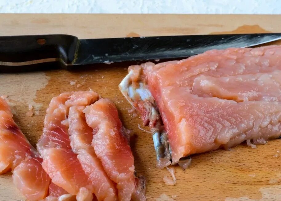 горбуша малосольная в домашних. горбуша слабосоленая. рыба горбуша соленая. горбуша провесная. кета на сковороде.