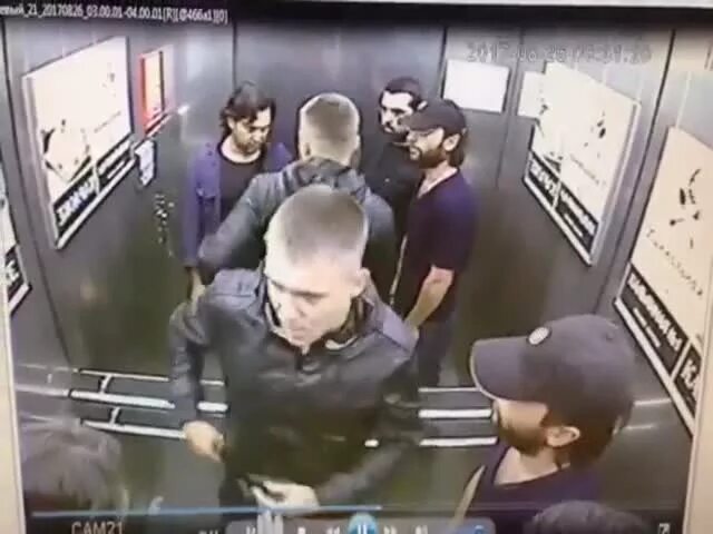 Драка в торговом центре в москве. 3 кавказца в лифте. 3 кавказца в лифте. Драка кавказцев с русскими. Кавказские парни с оружием.