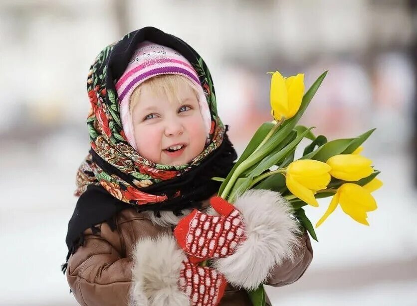 Дети поздравляют женщин
