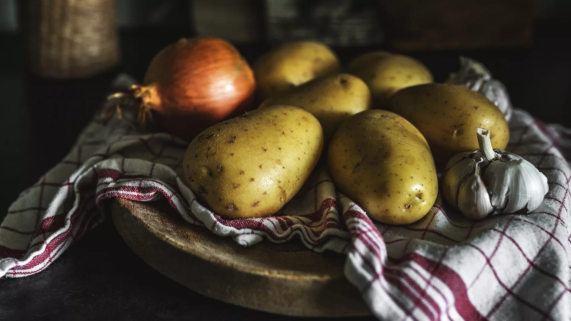 Лук чеснок и картофель. Натюрморт с картофелем. Картошка картина. Фотонатюрморты картошка. Картошка и картофель.