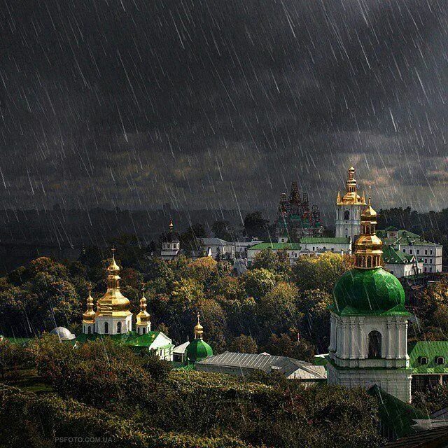 Псково-печерский монастырь закат. Монастырь печорский карандаш. Святые врата псково-печерского монастыря. Сергиев посад лавра источник. Псково-печерский монастырь иконы монастыря.