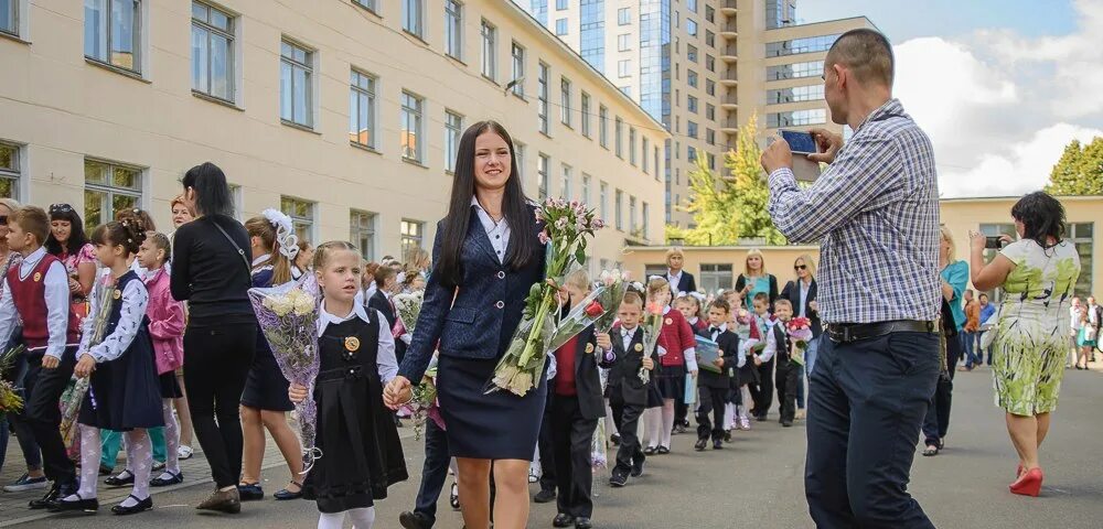 Одеться на линейку в школе. Одеться на 1 сентября в школу. Образ на линейку в школу. Образ учителя на первое сентября.