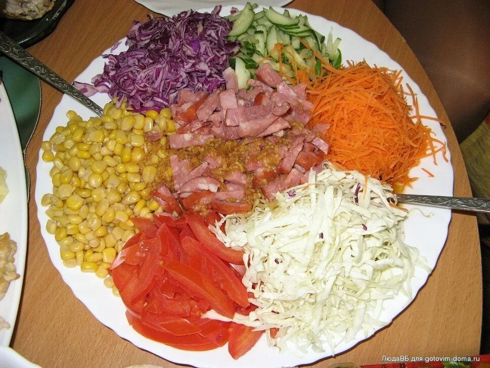 Салат ромашка на праздничный стол. Салат кучками с чипсами. Кучками салаты фото. Чафан. Салат кучками.