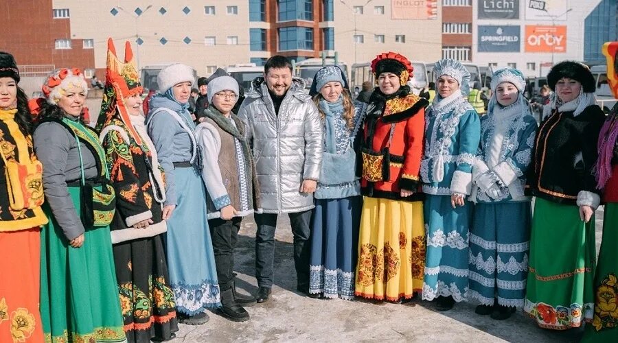 Население якутска на 2025 год. Якутская национальная одежда. якутские народные праздники. якутский народный костюм. якутск жители.