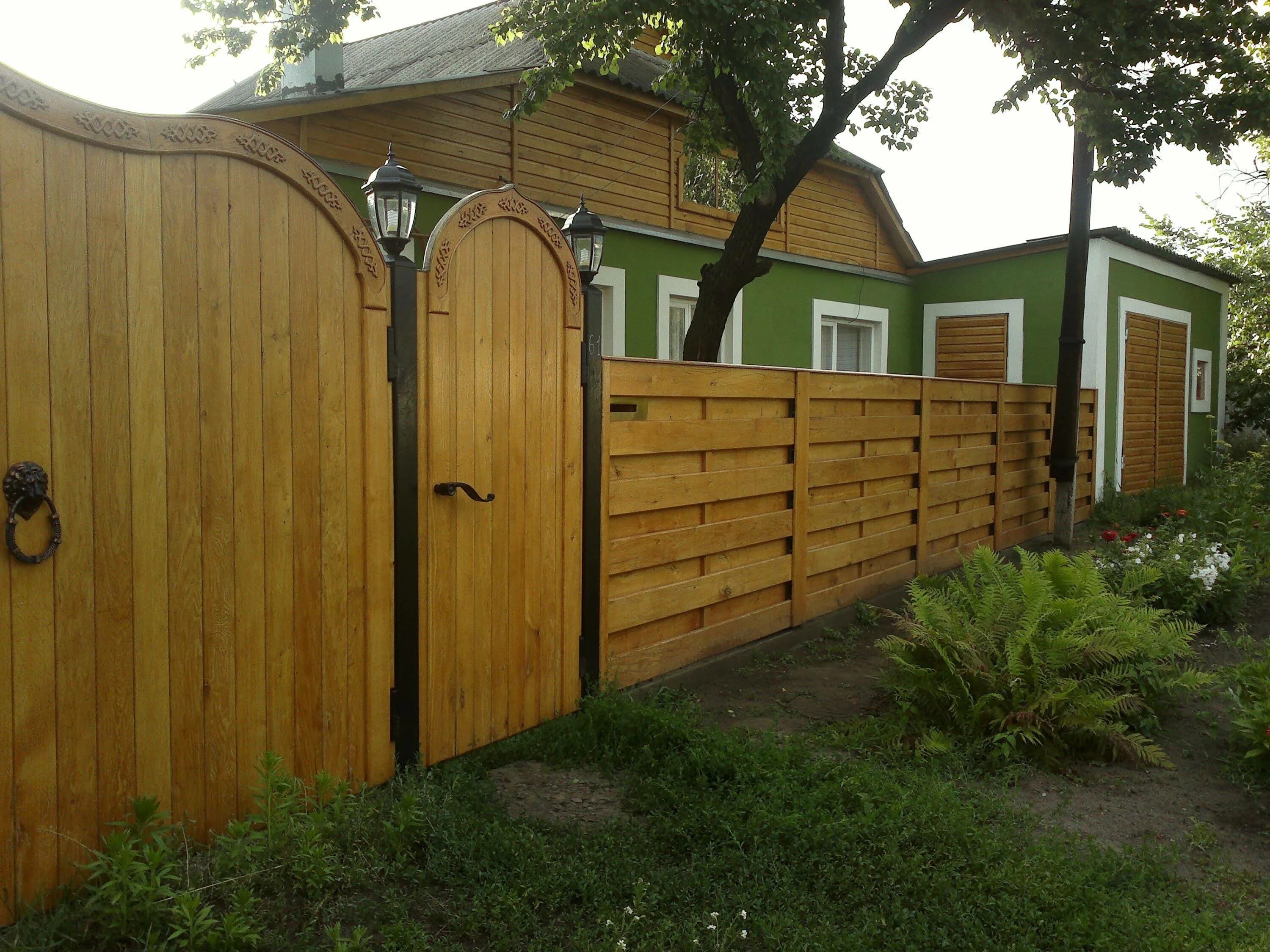 Построить забор на даче цена недорого. Забор из импрегнированной доски. Красивый деревянный забор. Красивые заборы из дерева. Забор дачный деревянный.