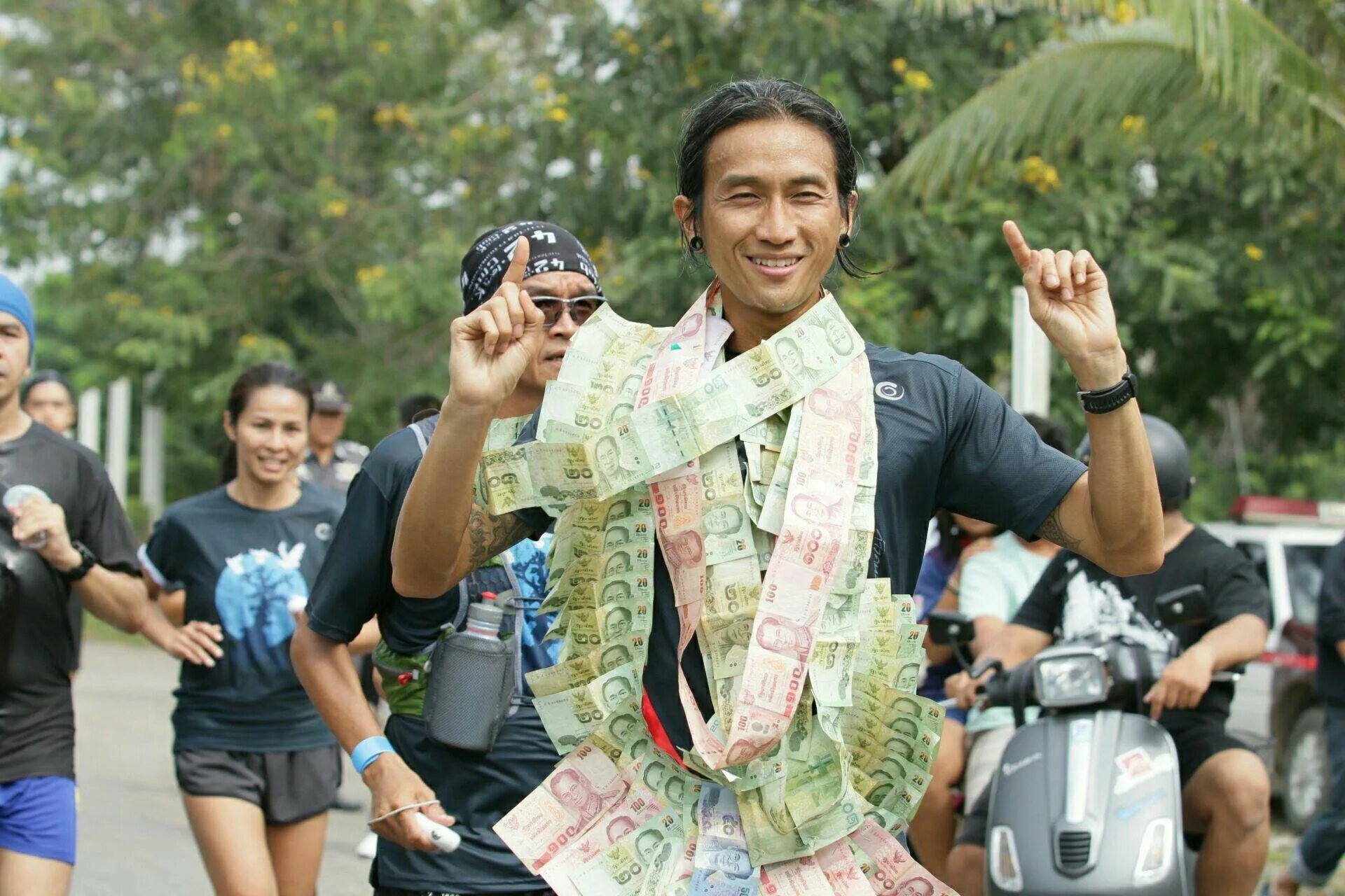Деньги в бангкоке. Богатые люди Тайланда. Деньги Таиланда. Тайланд люди. Люди из Тайланда.