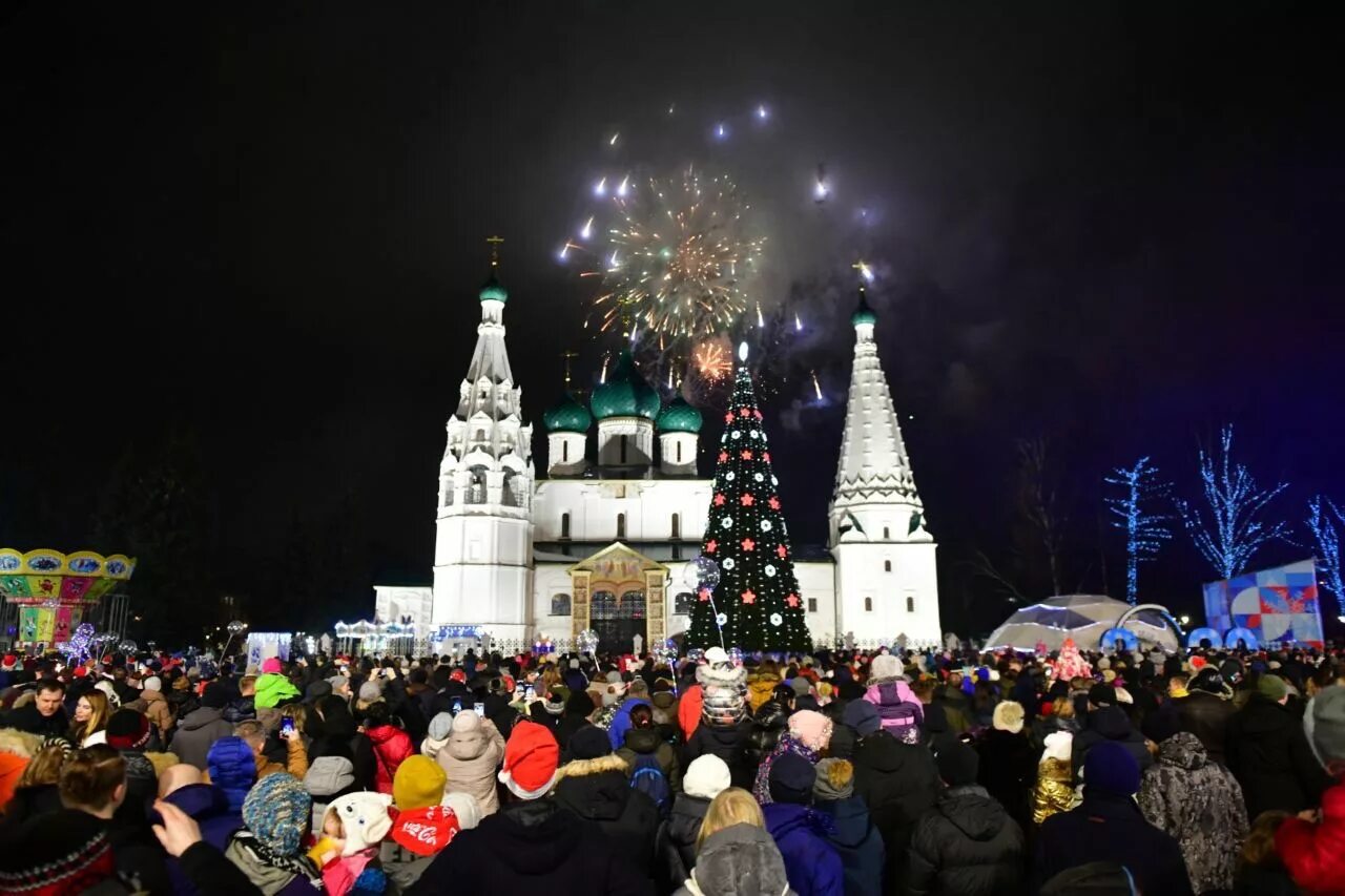 Где встретить новый 2025 год в тюмени. Новогодняя советская площадь ярославль. советская площадь ярославль новый год. декабрь ярославль советская площадь. ярославль советская площадь 2025 декабрь.