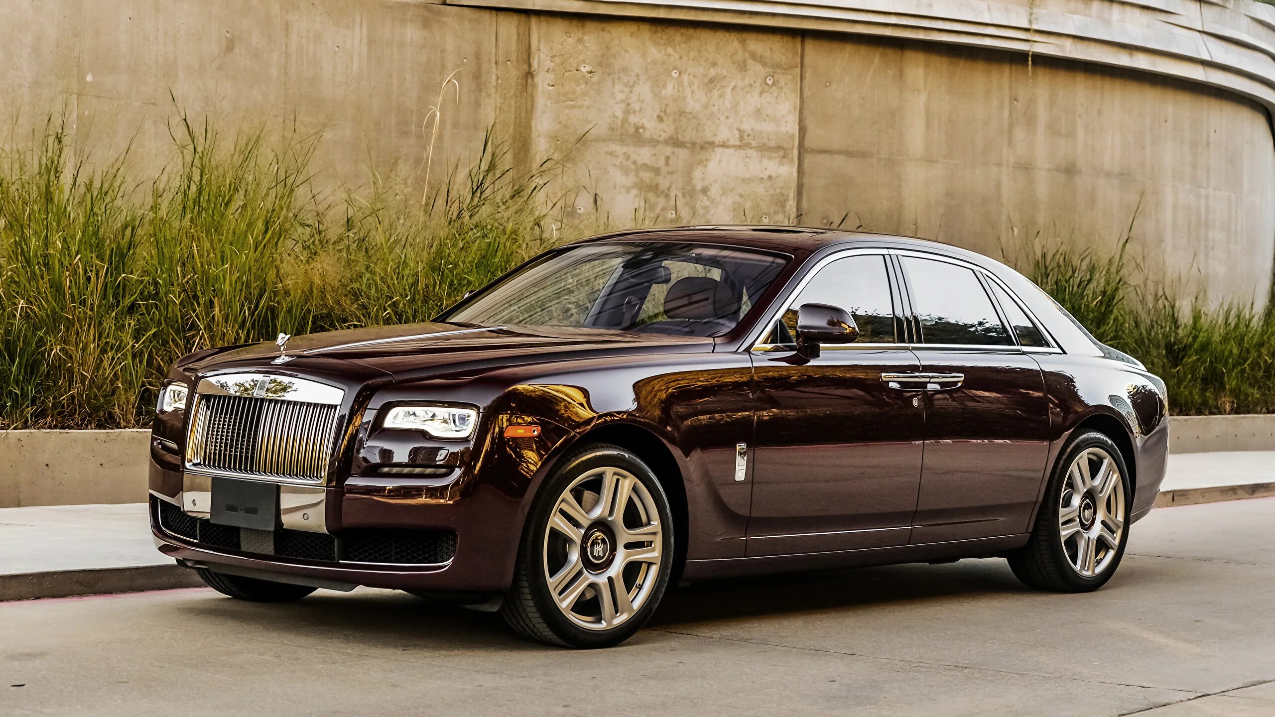 Rolls история. Rolls Royce Ghost. Rolls Royce Ghost 2022. Машина Rolls Royce Ghost. Rolls Royce Ghost 2015.