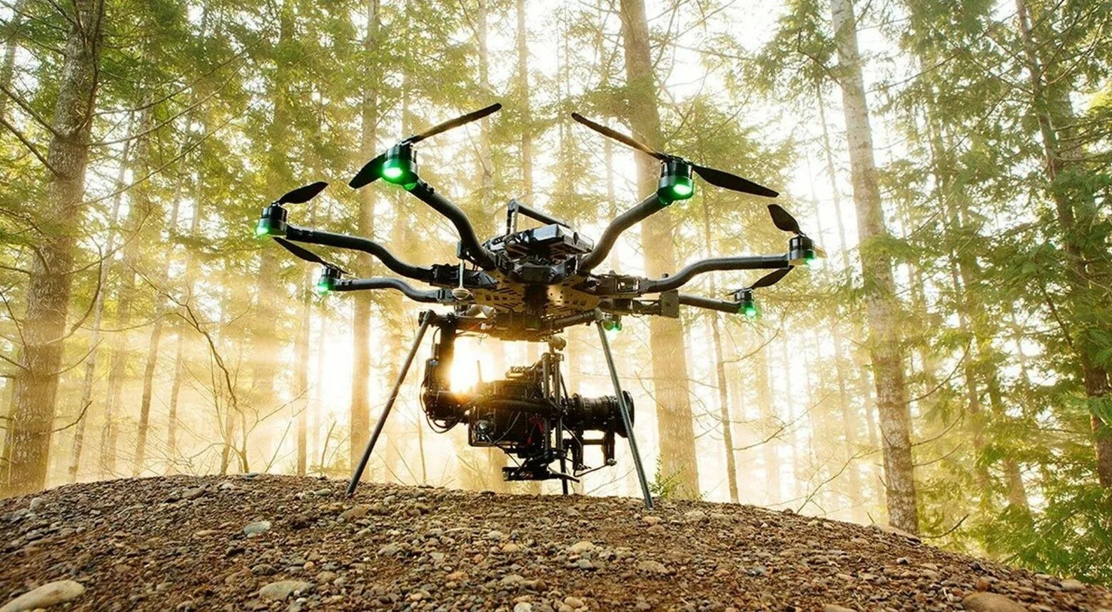 Дроны обои на пк. Freefly alta 8 коптер. Квадрокоптер в воздухе. Дрон в лесу. Квадрокоптер в лесу.