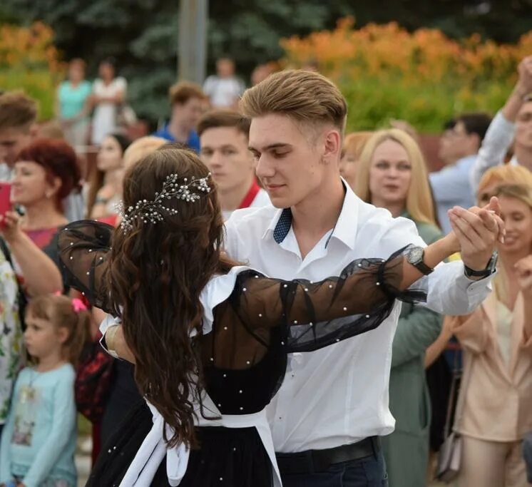 Вальс на выпускной слушать. Вальс выпускников. Прическа на последний звонок. Прическа для школьного вальса. Школьный вальс.