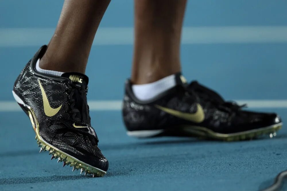 Обувь атлетика. Беговые шиповки Усейна болта. Легкоатлетические шиповки для бега спринт. Шиповки New Balance спринт 400м. Шиповки для легкой атлетики для 600 и 1000 метров.