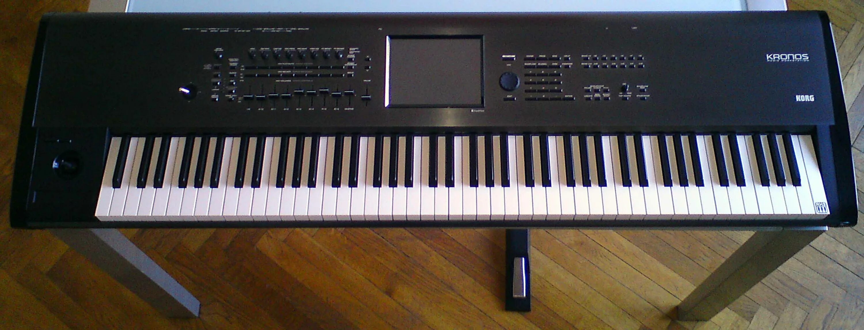 Korg style снег. Корг кронус. korg 88. korg 53l. королевский korg.