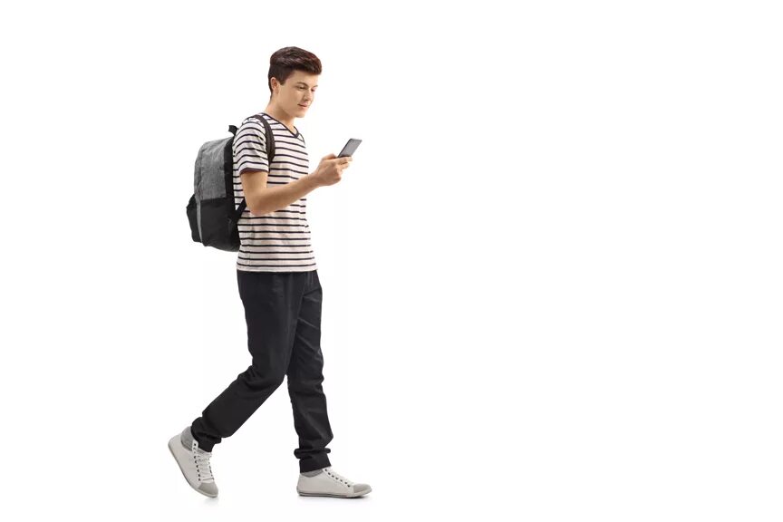 Человек идет на белом фоне. Подросток на белом фоне. Человек идет на еломфоне. Подросток идет.