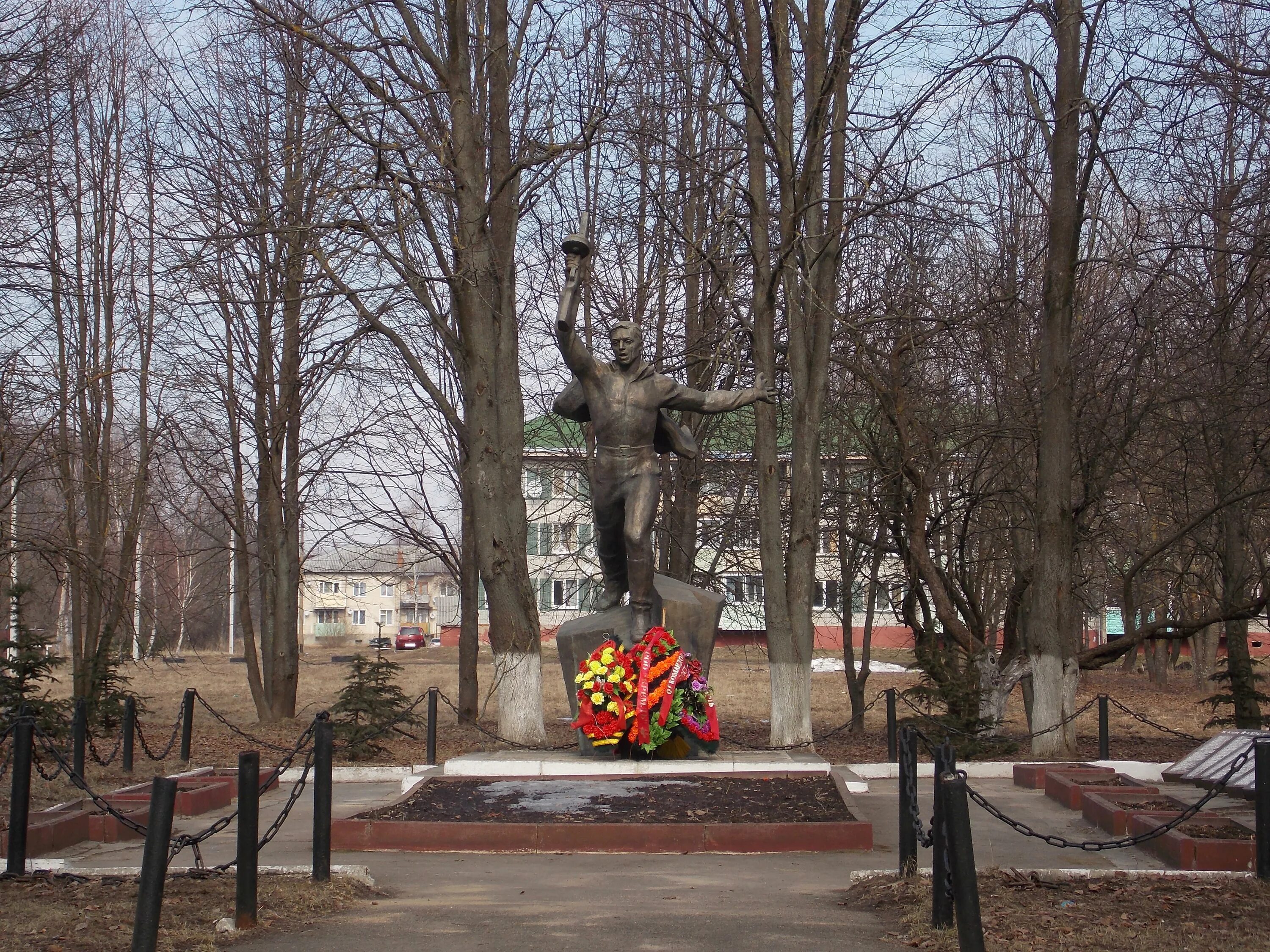 Какому событию посвящен памятник кремлевским курсантам. Ярополец мемориал кремлевским курсантам. Памятник кремлевским курсантам в селе Ярополец. Ярополец Кремлевские курсанты. Памятник кремлевским курсантам в Волоколамске.