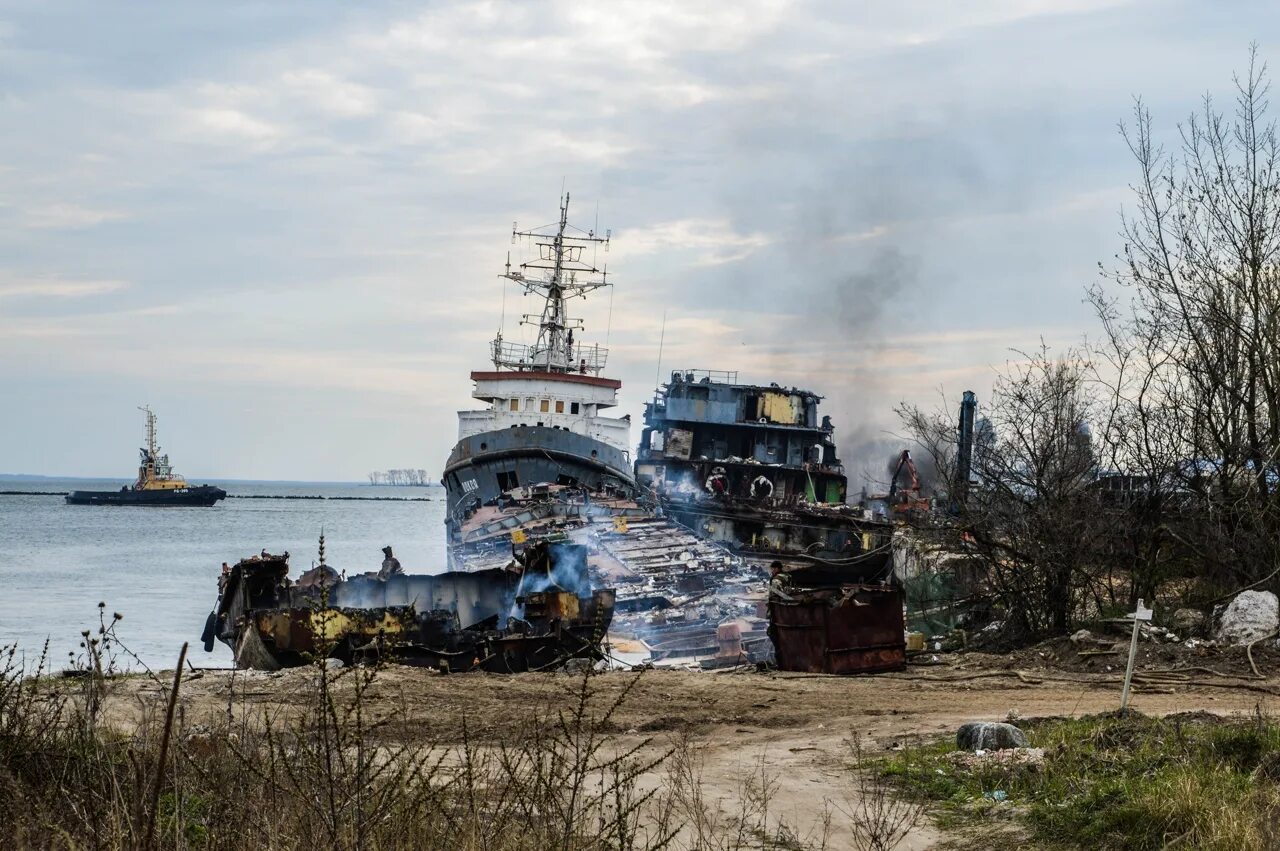 Кладбище кораблей балтийск. Кладбище военных кораблей балтийск. Балтийская коса кладбище кораблей. Кладбище кораблей балтийск. Кладбище военных кораблей балтийск.