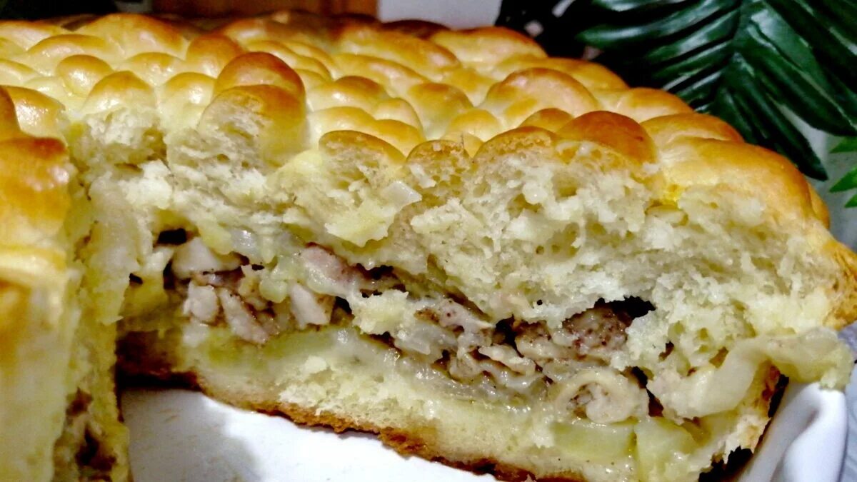 Рецепт пирога с мясом на дрожжах. Пирог с мясом в духовке из дрожжевого теста. дрожжевой пирог с курицей. пирог дрожжевой с мясом в духовке. пирог с картошкой из дрожжевого теста.