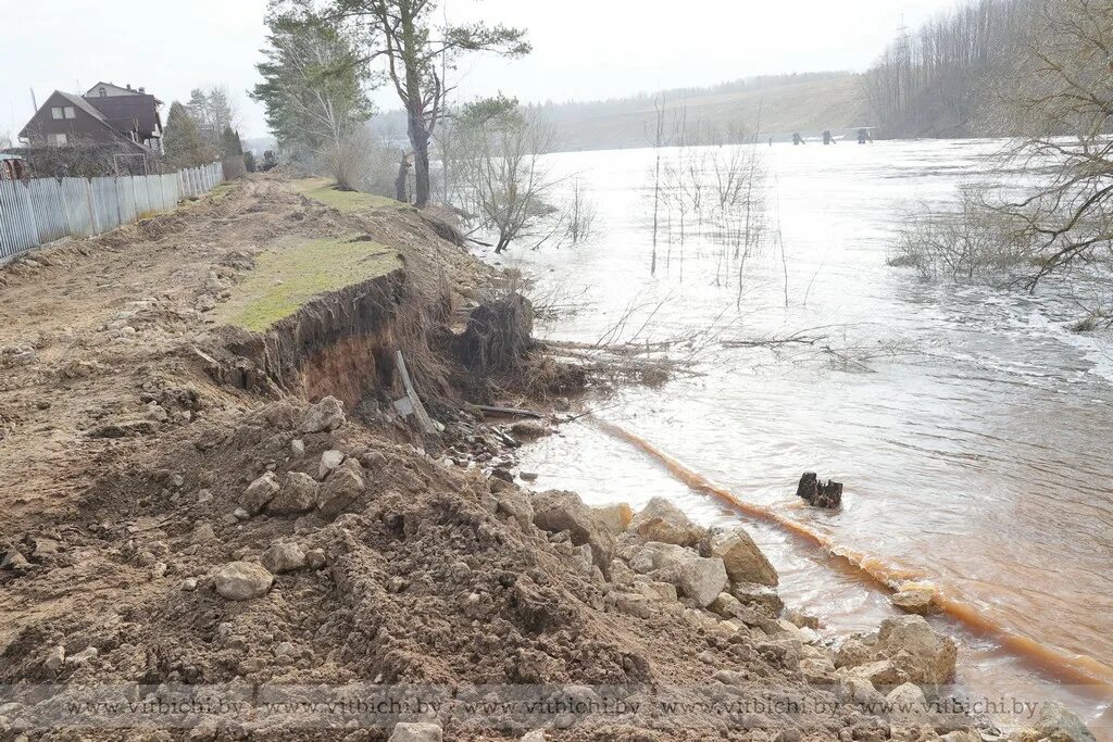 Река размывает берега. Водная эрозия прибрежного грунта. Размыв русел. Берег реки размыло. Размыв берегов.
