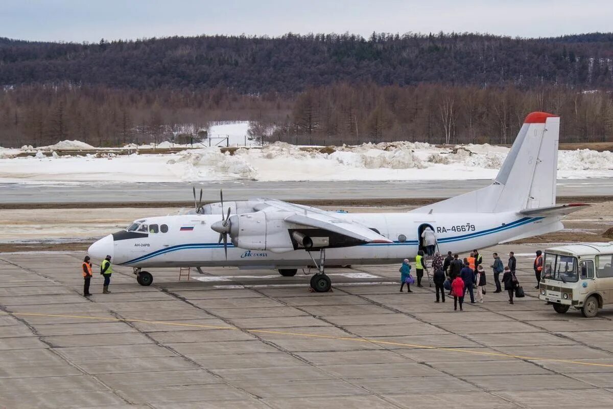 Рейсы хабаровск оха. Рейсы в южно-сахалинск. Оха самолеты. Самолет аэропорт рейсы сахалинский нефтяник оха шумков. Самолет на медвежки в охе.