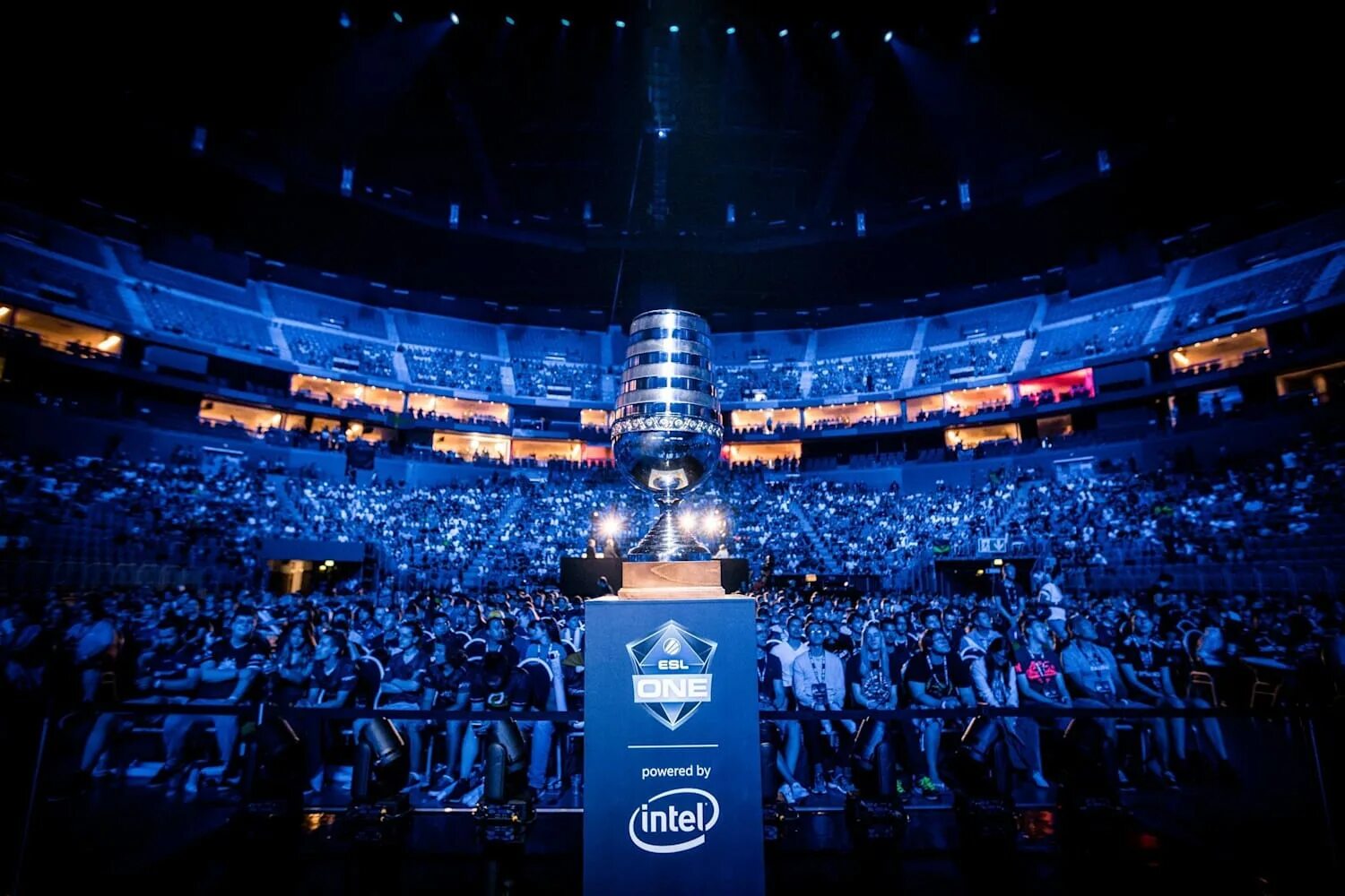 Cs go arena. Кубок esl one cologne 2025. esl cologne арена. esl one cologne 2019 arena. кубок esl cologne cs go.