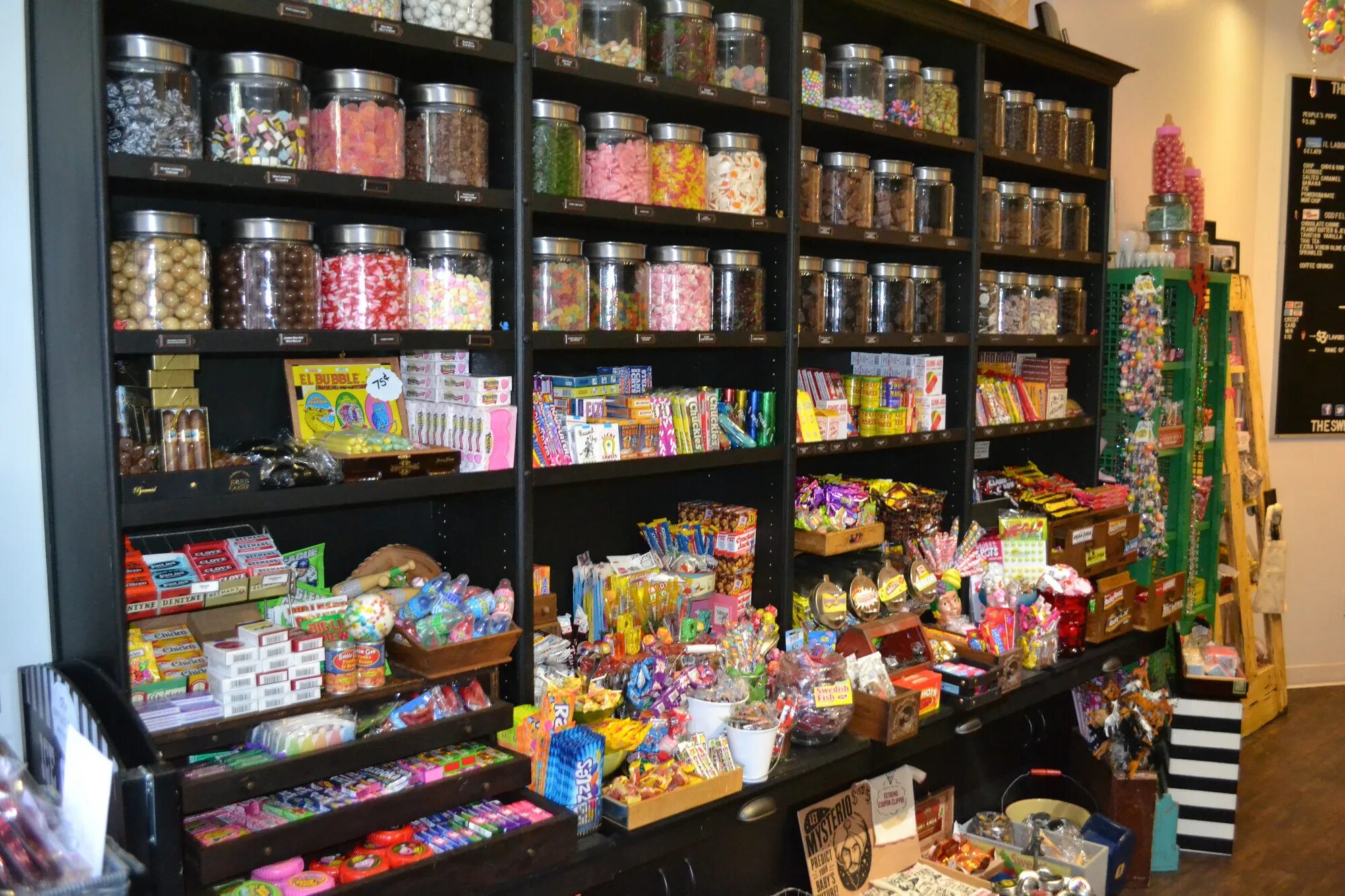 Sweet shop. Sweet shop шоколадка. Витрина на кассе для сладости. Sweet Candy магазин продуктов.
