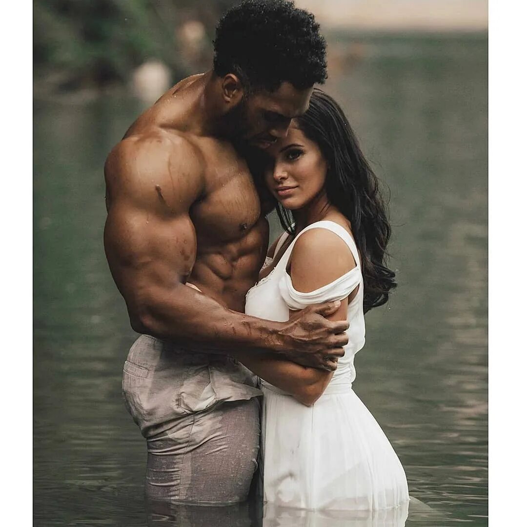 Обнимающаяся пара возле винограда. Смешанные браки. Межрасовая семья. Пара азиат и европеец. Самые красивые смешанные пары.