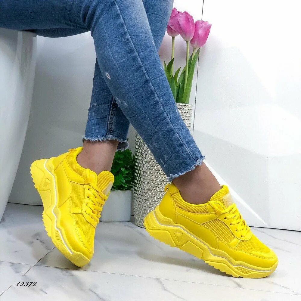 Желтая подошва на кроссовках. Жёлтые кроссовки женские. Яркие желтые кроссовки. Яркие кроссовки женские. Желтые кроссовки летние.