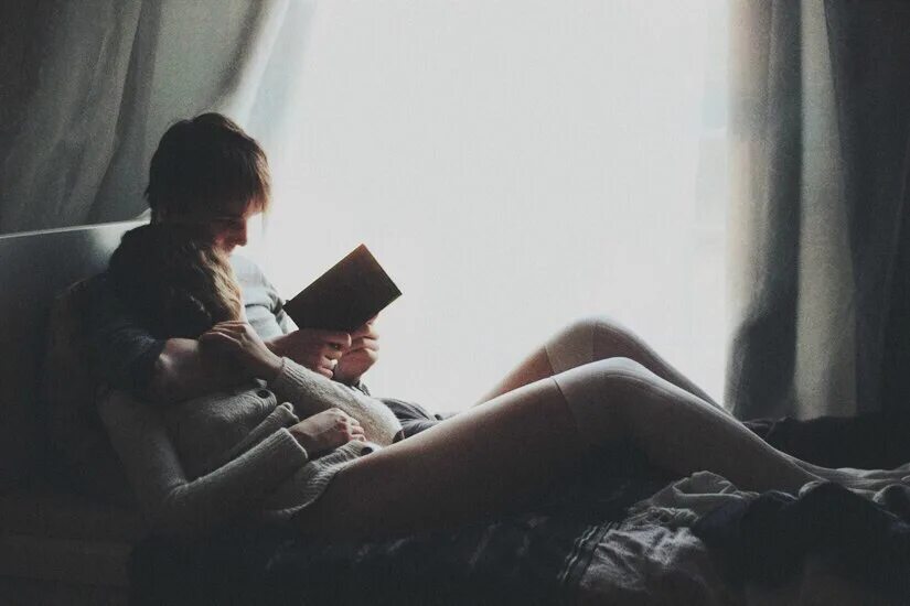 Он вошел в нее книга. Парень и девушка читают. Парень и девушка читают книгу. Девушка с книгой.