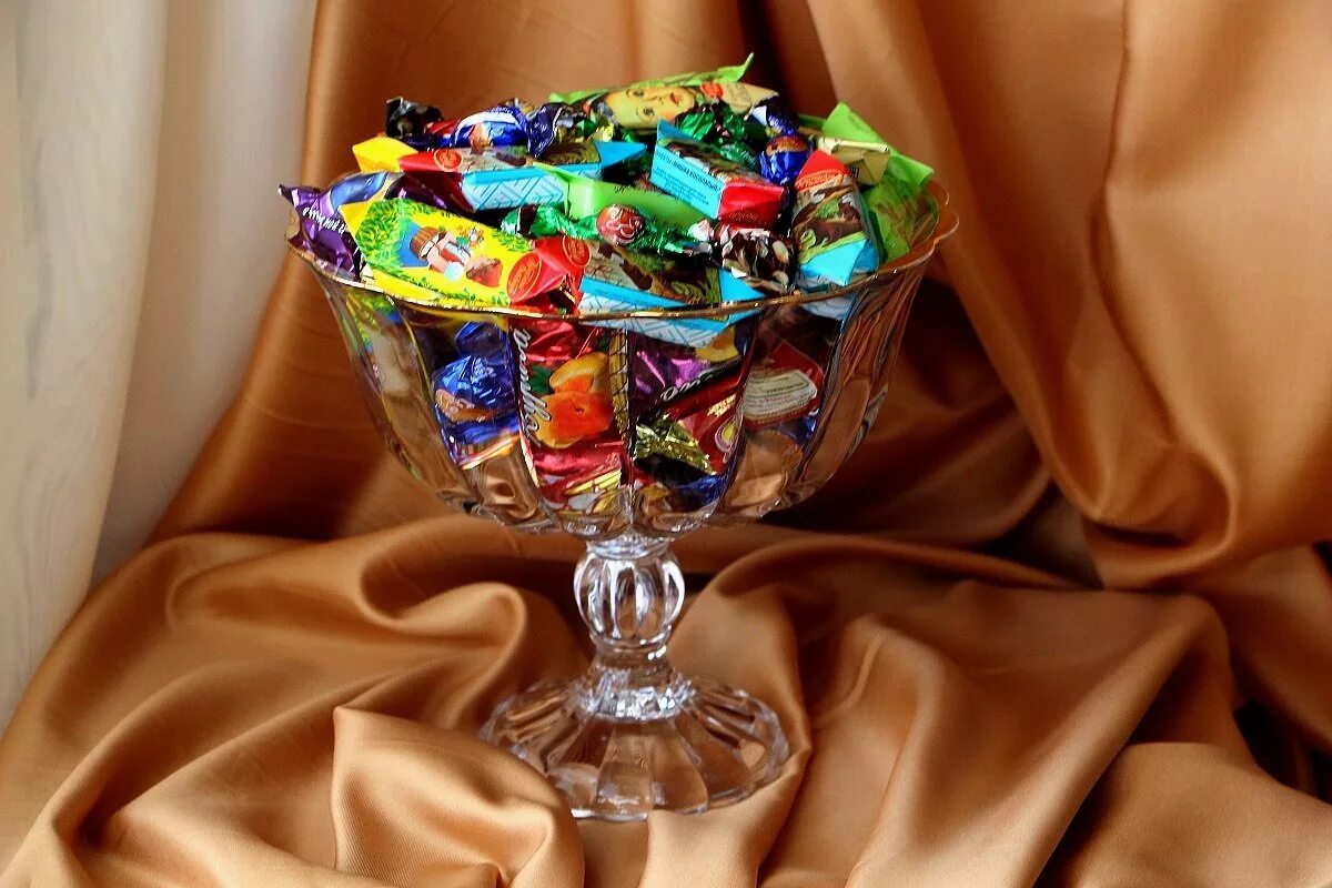 Конфетные конфетные квн. Вазочка для конфет. Конфетки в вазочке. Шоколадные конфеты в вазочке. Конфетница с конфетами.