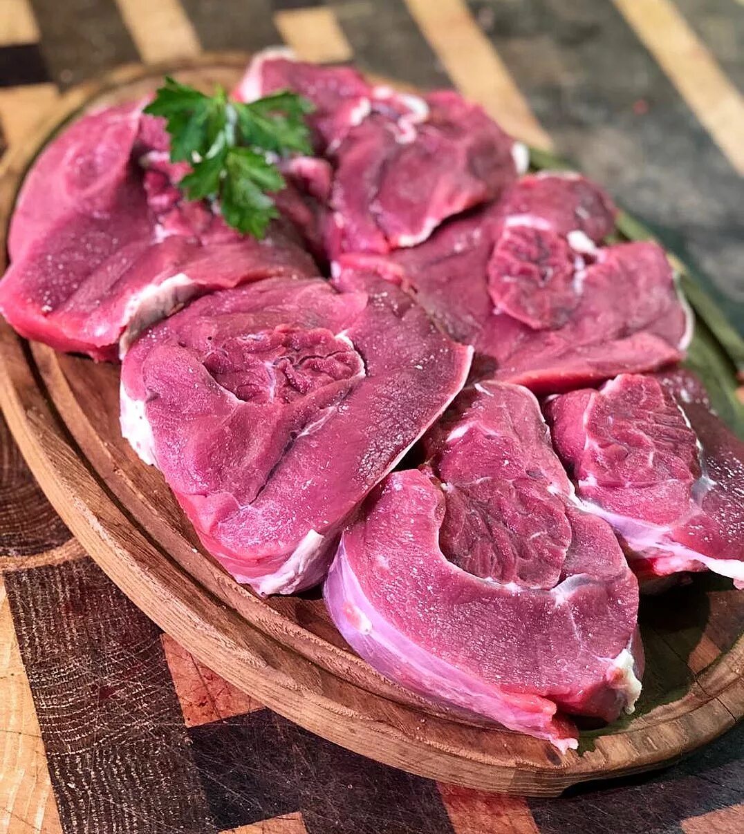 Стейк рибай медиум. Мясо какое нибудь. Бифштекс из медвежатины. Мясо какое нибудь. Мясо приготовленное.