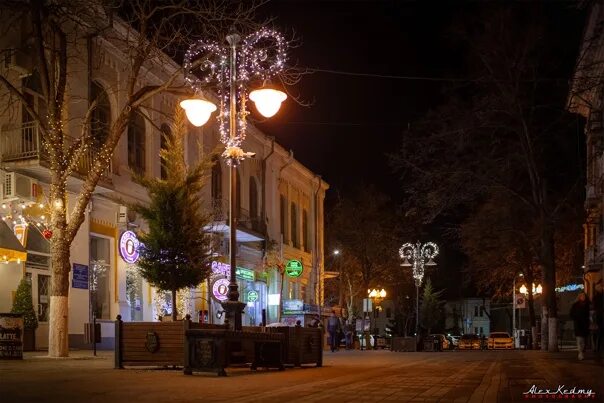 Что было ночью в симферополе. Ночной симферополь. центр города симферополь ночью. симферополь ночью. центральная улица симферополя.